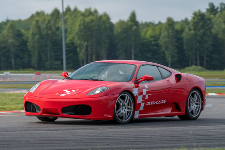 Fahren eines Ferrari F430 auf der Rennstrecke von Poznań Główny (1 Runde)